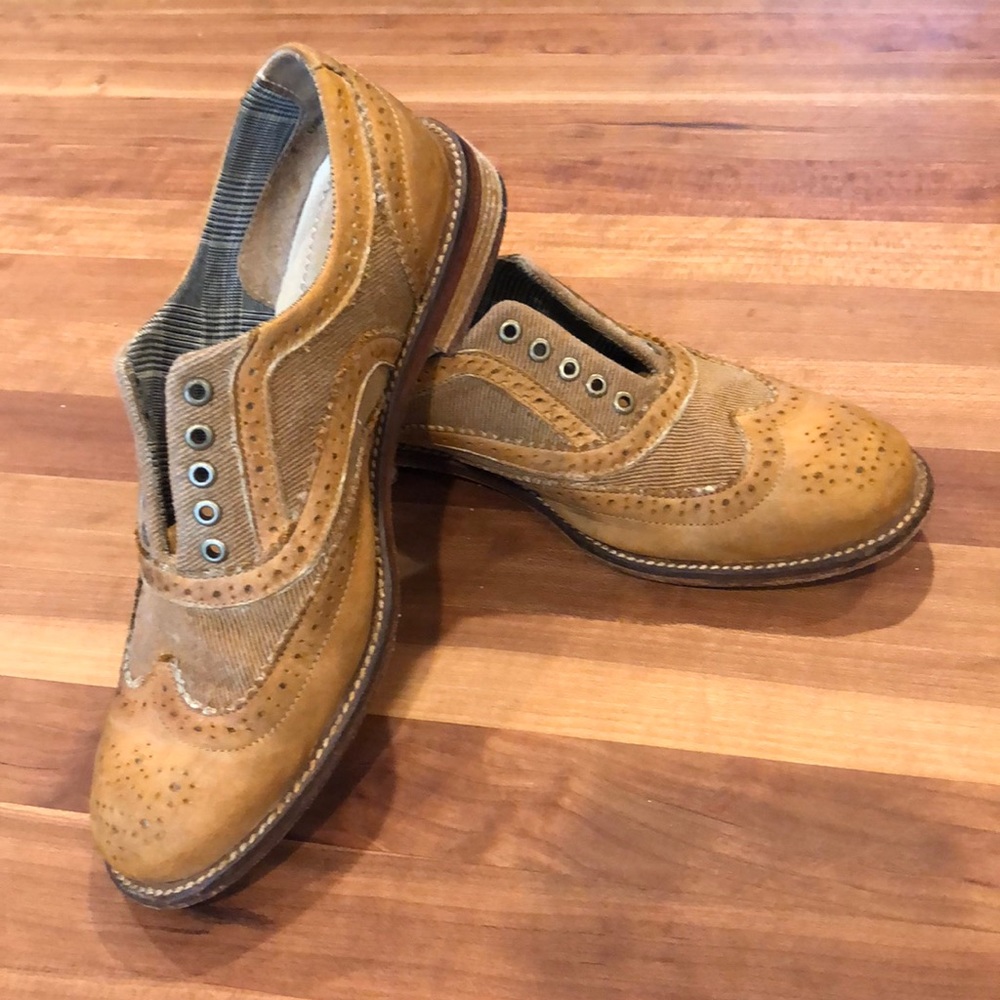 Bench-made real leather wingtip oxfords